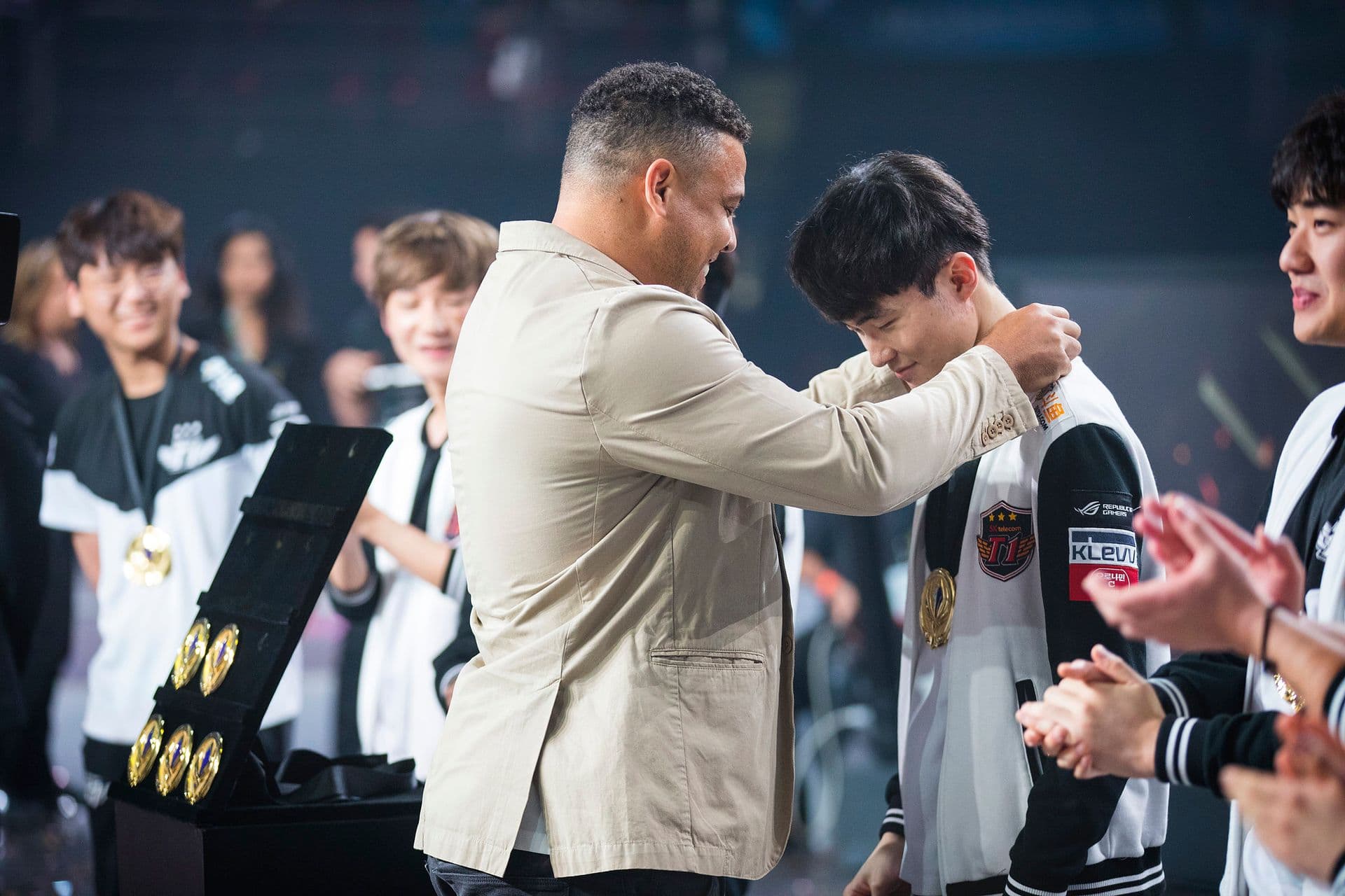 Ronaldo placing Faker's MSI 2017 medal around his neck