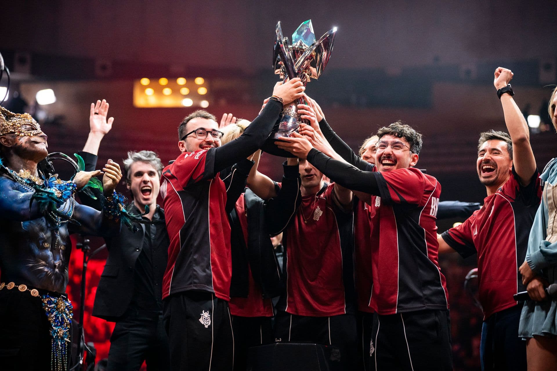 G2 Esports lifting LEC Versus trophy