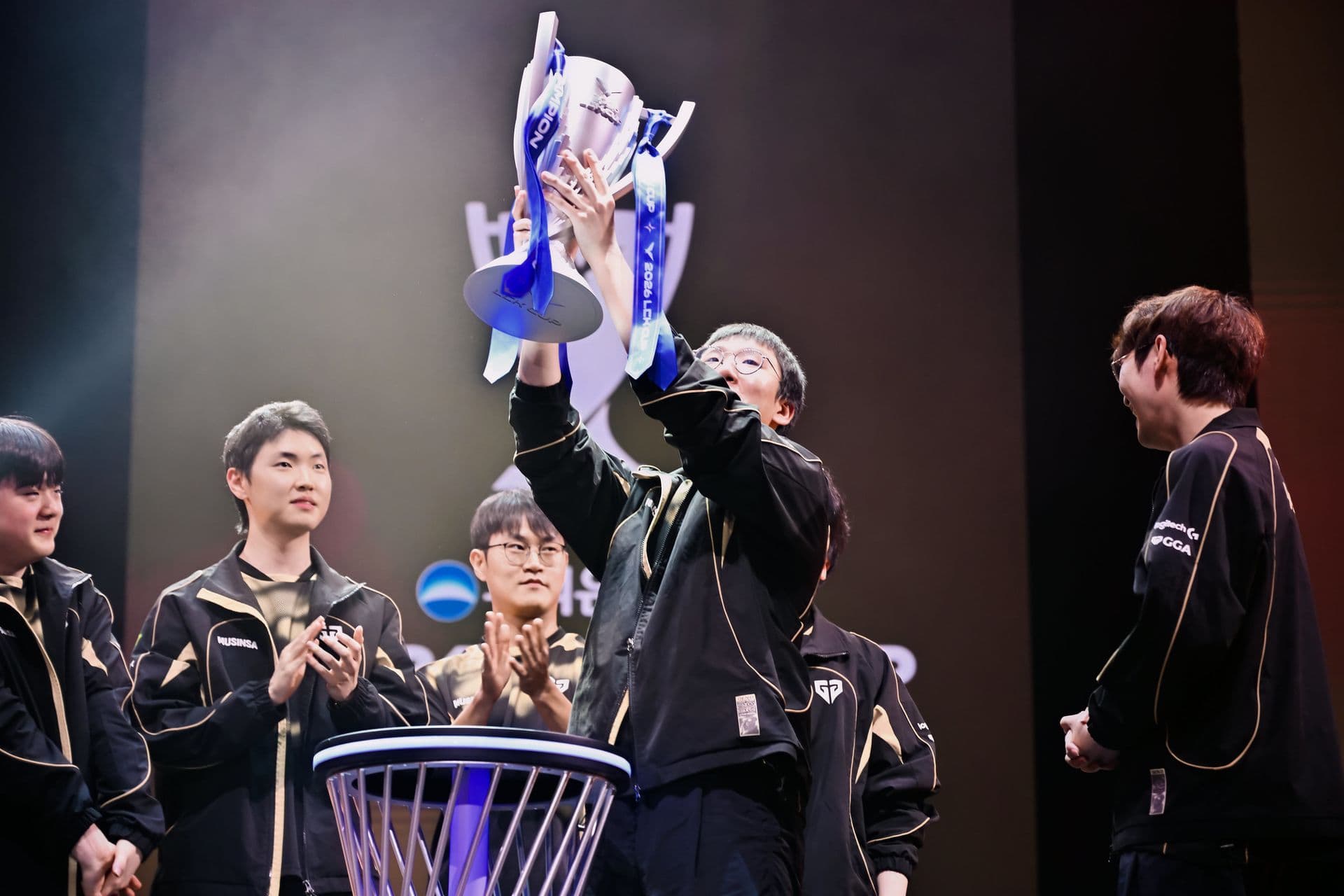 Ruler lifting the LCK Cup